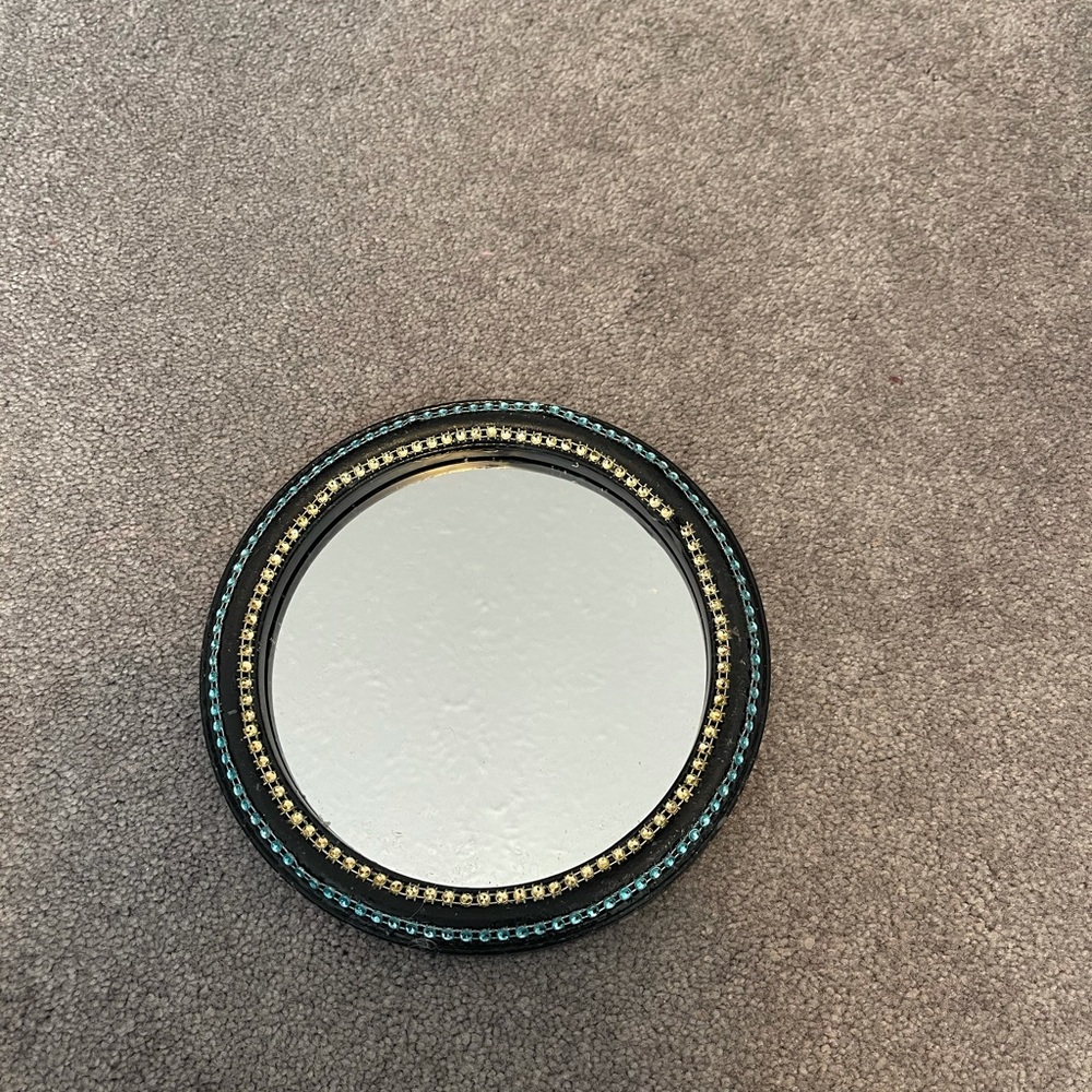 Round mirror with bling